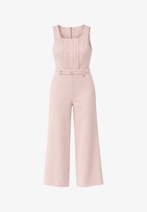 Tuta senza maniche color rosa pallido con corpetto plissettato, cintura abbinata, gambe larghe e chiusura a cerniera sul retro.