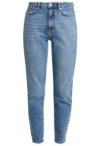 Korkeavyötäröiset siniset farkut, joissa on kapeneva lahje, edessä nappi- ja vetoketjusuljenta sekä viisi taskua.