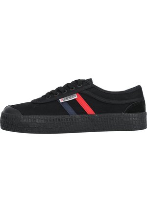 Sneaker nera in tela con suola in gomma testurizzata. Presenta due strisce orizzontali in rosso e blu navy. Design con lacci.