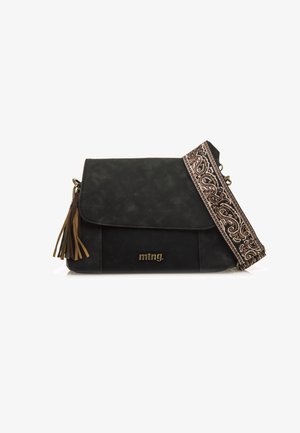 Bolso negro de imitación cuero acolchado con solapa, logo dorado y una correa estampada con acentos en tonos marrones y metálicos. Incluye borlas a los lados.
