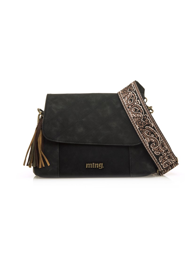 Borsa nera in finta pelle trapuntata con patta, logo dorato e tracolla decorata con accenti marroni e metallici. Include delle frange sui lati.