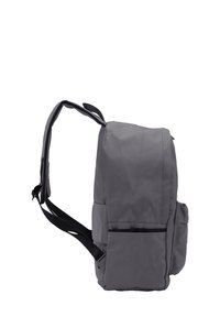 Grijze rugzak van duurzaam materiaal, met een eenvoudig ontwerp, zijvakken en verstelbare banden. Voorvak met ritssluiting voor opslag.