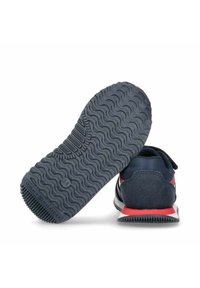 Dunkelblaue Sneaker mit roten Akzenten, Obermaterial aus strukturiertem Stoff, gepolsterter Kragen, Klettverschluss und welligem Gummisohlenprofil für guten Halt.