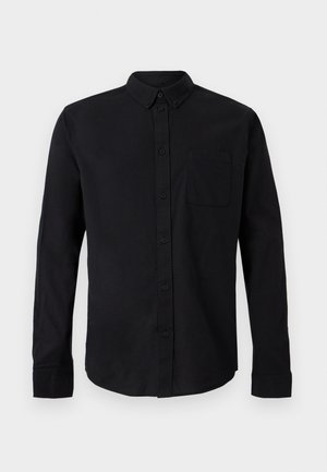 Sort langermet skjorte med knapper, knappet krage og en enkelt brystlomme på en ensfarget lys bakgrunn.