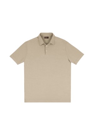 Beige Polohemd mit kurzen Ärmeln, Kragen und einer Knopfleiste mit zwei Knöpfen, flach auf einem weißen Hintergrund liegend.