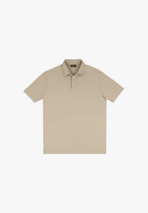 Beige Polohemd mit kurzen Ärmeln, Kragen und einer Knopfleiste mit zwei Knöpfen, flach auf einem weißen Hintergrund liegend.