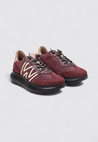 Baskets bordeaux en suède et en maille avec une surface texturée, dotées d'une accent rose clair et de lacets noirs sur une semelle rembourrée.