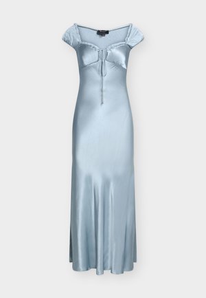 Robe longue en satin bleu clair avec manches courtes bouffantes, corsage ajusté avec un détail noué à l'avant, et ourlet évasé.