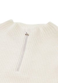 Rippierter, cremefarbener Pullover mit hohem Kragen und einem halben Reißverschluss; verfügt über eine subtile Textur und ein minimalistisches Design.