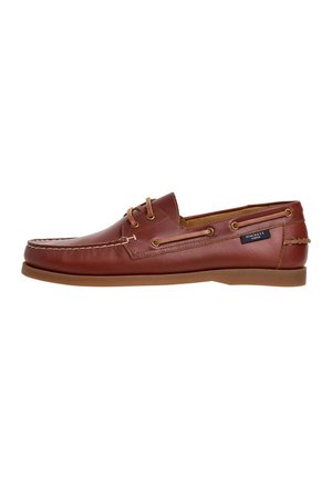 Chaussure bateau en cuir marron avec détails cousus, semelle en caoutchouc, accents de lacets et une étiquette de marque sur le côté. Design profil bas et texture lisse.