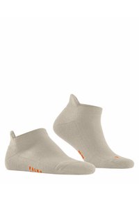 Beige Knöchelsocken, glatte Textur, gerippter Bund, mit kleinem orangefarbenem "FALKE" Logo an der Seite und Zehenpartie. Für Komfort und Passform entworfen.