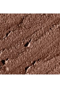 Brunt pulver med en tekstureret overflade og fin glans, med ujævne mønstre og varierende nuancer af brunt over hele.