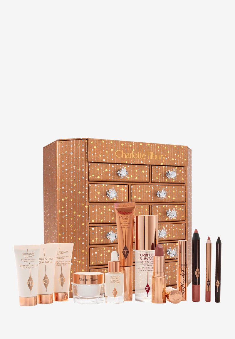 Charlotte Tilbury Make-up-Set mit Sternenmuster und mehreren kleinen Schubladen, darunter Cremes, Seren, Lippenstifte, Stifte und Fixierspray.