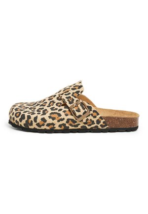 Sabot en imitation léopard fabriqué en tissu texturé, avec une sangle à boucle, un pied en liège et une semelle en caoutchouc pour l'adhérence.