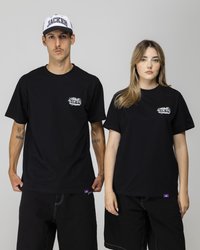 T-shirt in cotone nero con un piccolo logo sul petto sinistro. Entrambi indossano pantaloni corti neri con accenti del logo viola. I cappellini non sono dettagliati.