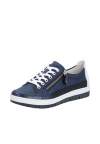 Baskets bleu marine en toile et cuir avec des lacets blancs, une fermeture éclair sur le côté et une semelle en caoutchouc noir rembourrée ; design décontracté.