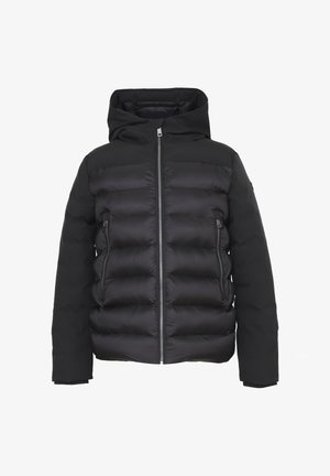 Giacca a vento nera con cappuccio, dotata di chiusura lampo frontale, due tasche laterali e design cucito per isolamento e calore.