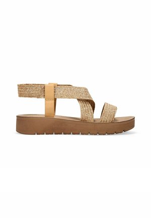 Chanclas con patrón de trenzas y una correa texturizada de color marrón claro, ajustable, sobre una suela gruesa de marrón medio. Diseño casual y abierto para ventilación.