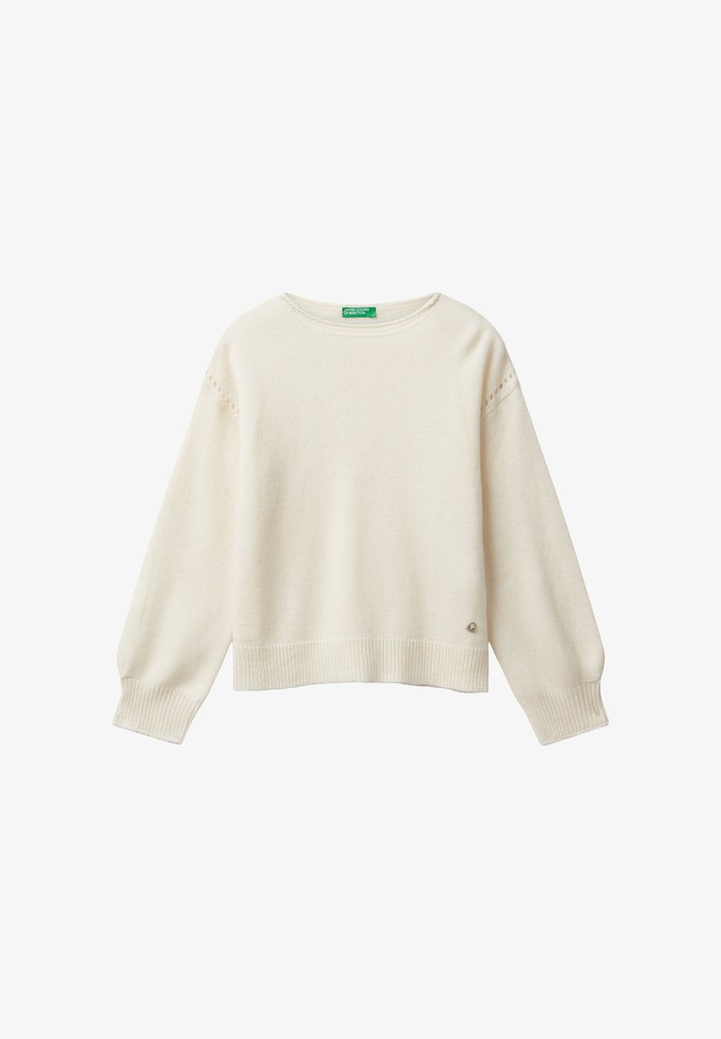 Jasna kremowa sweter wykonany z miękkiego materiału; posiada okrągły dekolt, prążkowane wykończenia i subtelne detale na rękawach. Małe logo u dołu.