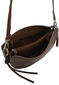 Sac bandoulière en cuir marron avec une finition texturée, compartiments zippés et des pampilles enchevêtrées, doté d'une fine bandoulière réglable.