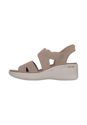 Sandalia de cuña beige con parte superior de punto, puntera abierta, talón abierto y suela gruesa, diseñada para comodidad y uso informal.