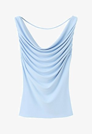 Hellblaues ärmelloses Oberteil mit drapiertem Wasserfallausschnitt und dünnen Spaghettiträgern, gefertigt aus glattem, fließendem Stoff.