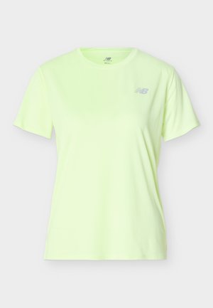 Ανοιχτό πράσινο κοντομάνικο T-shirt με στρογγυλή λαιμόκοψη, με μικρό λογότυπο New Balance στο αριστερό στήθος και μέσα στο γιακά, απλό σχέδιο.