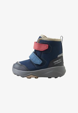 Wasserfester Kinderstiefel mit einem oberen Teil aus blauer Stoff, grauer Gummisohle, blauen und roten Klettverschlüssen sowie beigem Textilfutter.