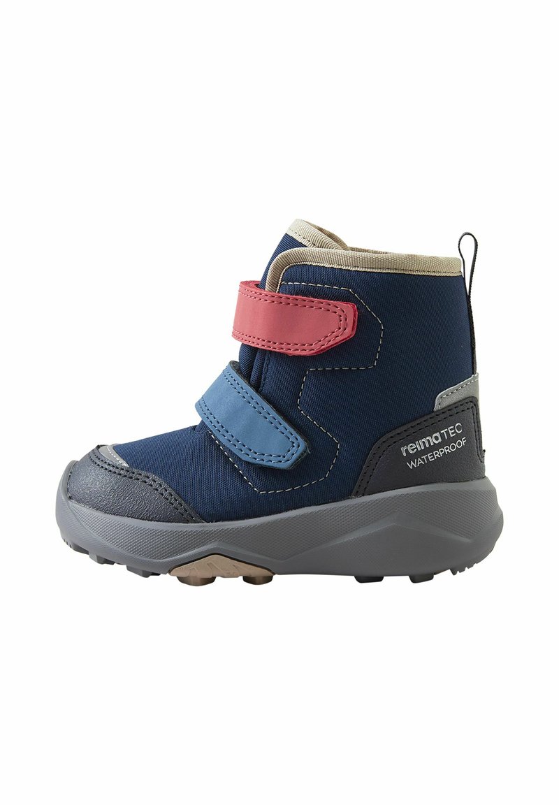 Wasserfester Kinderstiefel mit einem oberen Teil aus blauer Stoff, grauer Gummisohle, blauen und roten Klettverschlüssen sowie beigem Textilfutter.