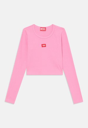 Langärmliges, kurzes Oberteil aus weichem, rosa Rippstoff. Verfügt über einen Rundhalsausschnitt und ein kleines rotes rechteckiges Logo auf der Brust.