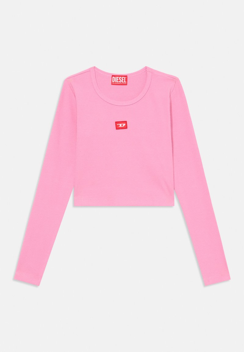 Top cropped de mangas longas em tecido canelado de um rosa suave. Apresenta um decote redondo e um pequeno logotipo retangular vermelho no peito.