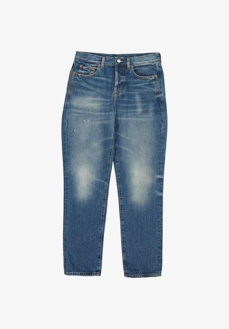 Jean en denim bleu délavé avec poches avant et arrière, fermeture à boutons et jambes légèrement fuselées.