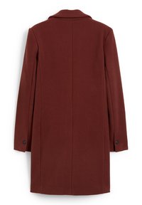 Pitkä, tummanpunainen villasekoitekankainen takki. Siinä on klassinen kaulus, suora leikkaus ja nappikoristeet hihoissa. Sileä pinta, ilman kuvioita.