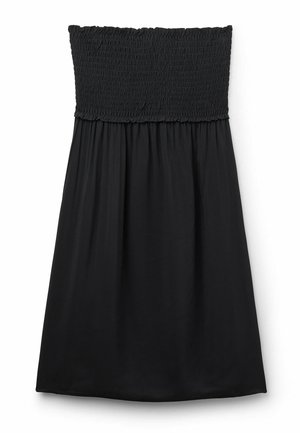 Černé šaty bez ramínek s nařaseným elastickým živůtkem a splývavou sukní. Žádné viditelné vzory ani detaily hardware.