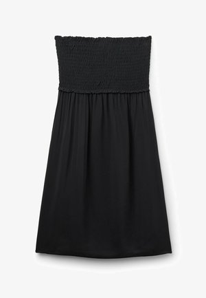 Černé šaty bez ramínek s nařaseným elastickým živůtkem a splývavou sukní. Žádné viditelné vzory ani detaily hardware.