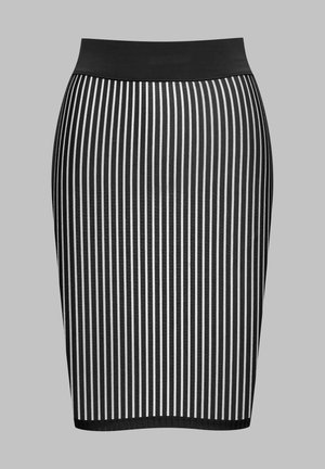 Jupe crayon noire avec de fines rayures verticales blanches et une ceinture noire unie.