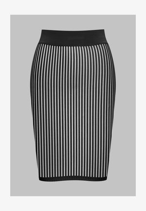 Jupe crayon noire avec de fines rayures verticales blanches et une ceinture noire unie.