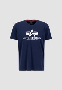 Temno modra bombažna majica s kratkimi rokavi in V-izrezom. Na sprednji strani se nahaja bel grafični logotip "Alpha Industries" in besedilo.