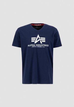 Mörkblå bomull t-shirt med kort ärm och v-ringning. Har en vit grafisk design av "Alpha Industries"-logotypen och texten framtill.