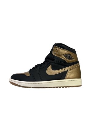 Czarno-złote wysokie sneakersy wykonane z materiałów skórzanych i syntetycznych, z wyściełanym kołnierzem, sznurowaniem i gumową podeszwą.