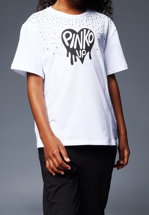Weißes Baumwoll-T-Shirt mit einem schwarzen grafischen Herz, auf dem der Text "PINKO UP" prangt, verziert mit klaren Strasssteinen entlang der Schulterpartie.