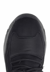 Zapatilla deportiva negra con parte superior de malla texturizada, puntera reforzada, suela flexible y diseño de cordones para un ajuste seguro.