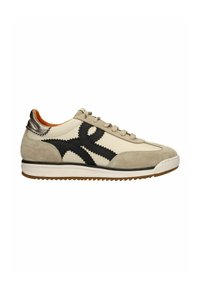 Beige leren en grijze suede sneaker met zwarte zigzagaccenten, ronde neus, beige veters en een witte rubberen zool. Metalen hiel detail.