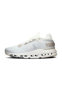 Weiße Sportschuhe mit Netzobermaterial, Schnürverschluss, gepolsteter Sohle mit Belüftungslöchern sowie Markenverzierungen an der Seite und der Ferse.
