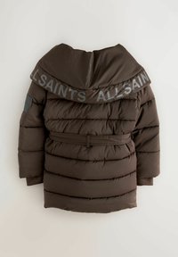 Brūns pūkains jaka ar plašu apkakli. Iekļauj horizontālu quilted dizainu, noņemamu jostu un izspiestu logotipu uz piedurknēm un apkakles.