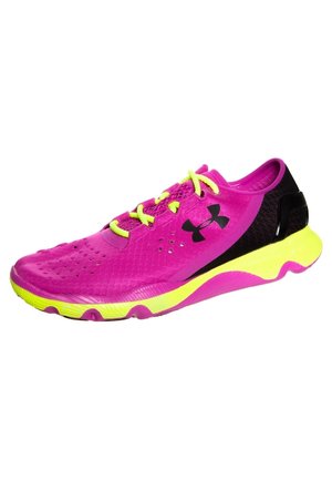 Chaussure de sport rose vif et noire avec des lacets et une semelle jaune néon, avec le logo Under Armour sur le côté.