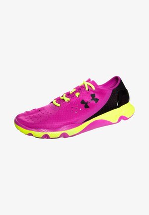 Chaussure de sport rose vif et noire avec des lacets et une semelle jaune néon, avec le logo Under Armour sur le côté.