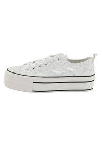 Sneakers platform bianchi con un design tessuto intrecciato, suola a strisce nere e stile tradizionale con lacci. Presentano una linguetta sul tallone.