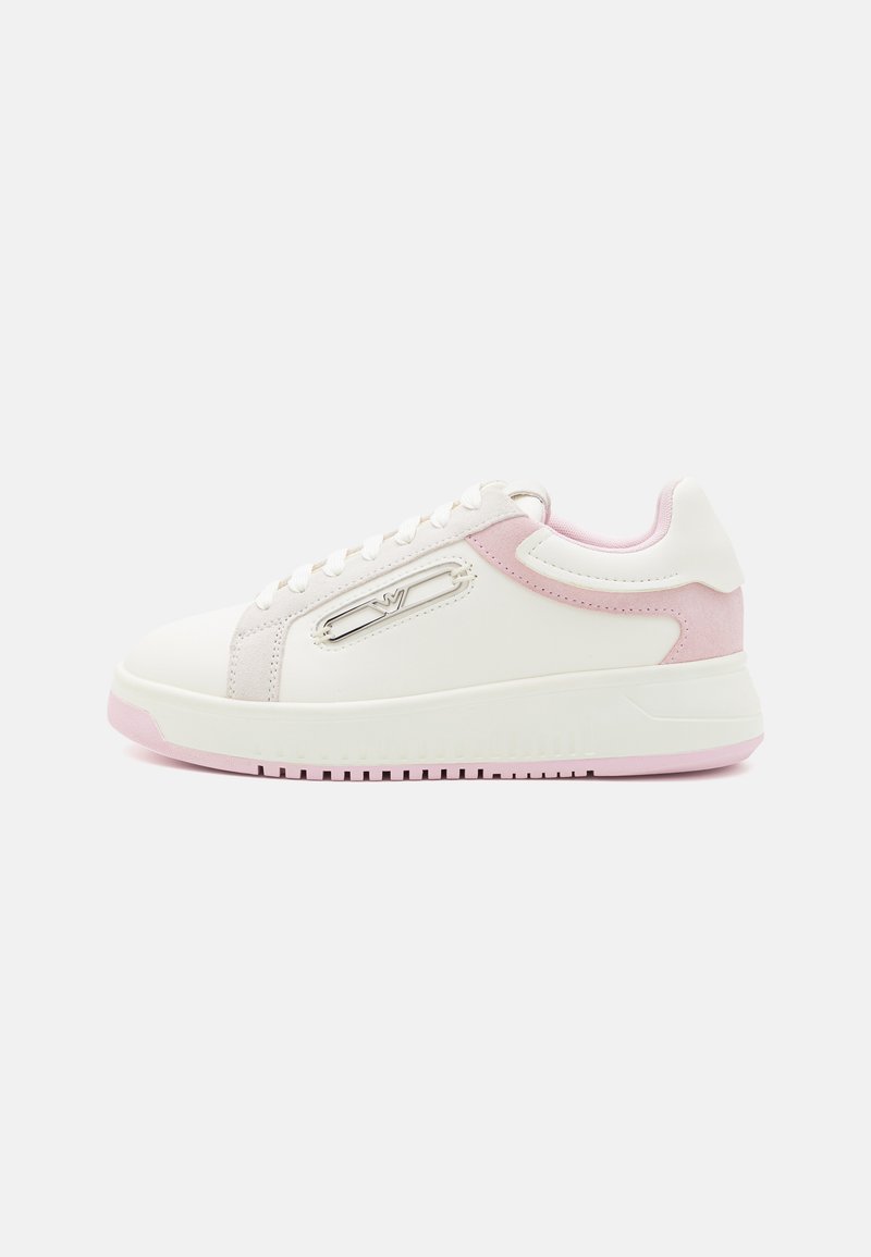 Witte sneaker met roze accenten, met een bovenwerk van glad leer, een suède paneel en een metallic ritssluiting. Rubberen zool met grip.