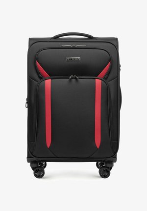 Maleta negra con acentos rojos, textura suave, múltiples compartimentos, un bolsillo frontal con cremallera y cuatro ruedas giratorias para una mayor movilidad.